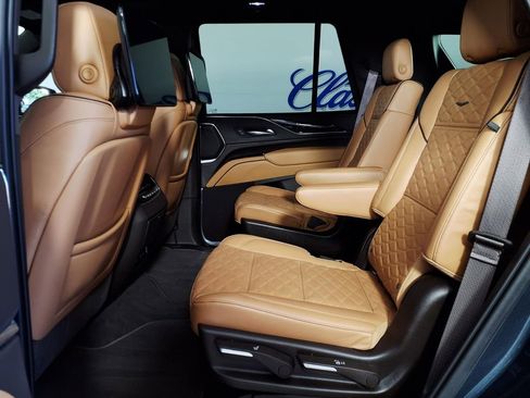 Used 2021 Cadillac Escalade Premium Luxury w/ LPO, Radiant Package AWD/4WD image 8