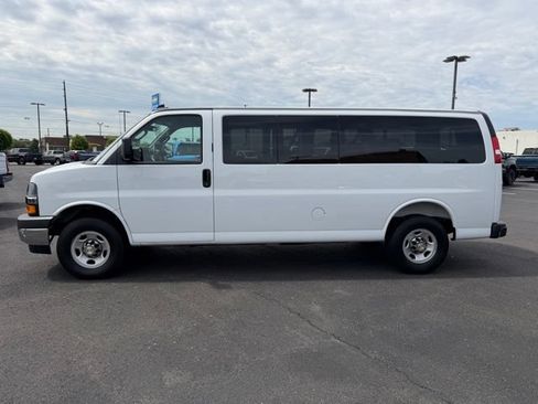 Used 2025 Chevrolet Express 3500 LT w/ LT Preferred Equipment Group RWD image 4