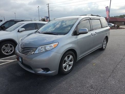 Used 2015 Toyota Sienna LE FWD image 4