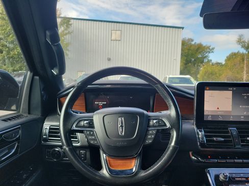 Used 2019 Lincoln Navigator Select image 16