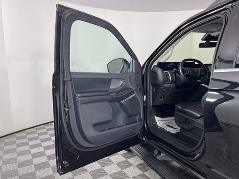 Used 2025 Ford Expedition Platinum AWD/4WD image 17