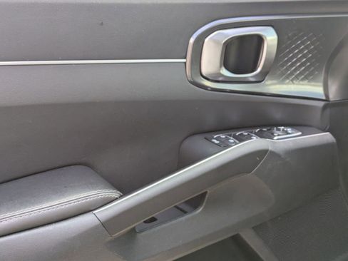 Used 2024 Kia Sorento S image 11