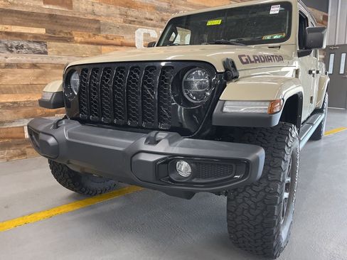 Used 2022 Jeep Gladiator Sport AWD/4WD image 15