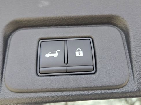 Used 2025 Nissan Rogue SV image 14