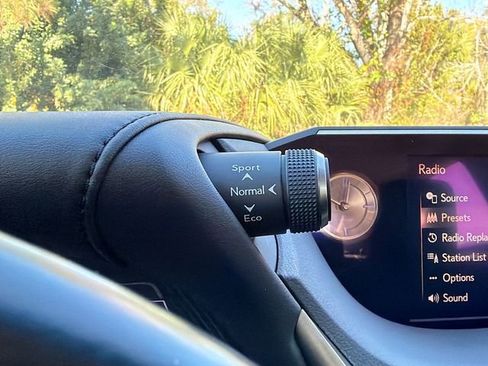 Used 2019 Lexus ES 300h w/ Premium Package image 27