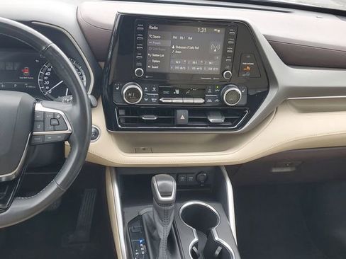 Used 2020 Toyota Highlander XLE image 15