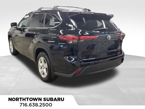 Used 2023 Toyota Highlander LE image 3