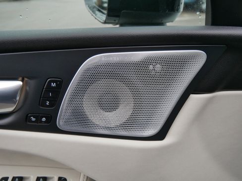 Certified 2023 Volvo XC60 B6 Ultimate w/ Climate Package image 15