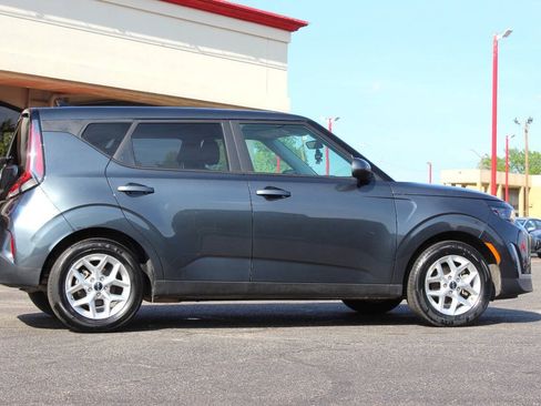 Used 2025 Kia Soul LX w/ LX Technology Package FWD image 3