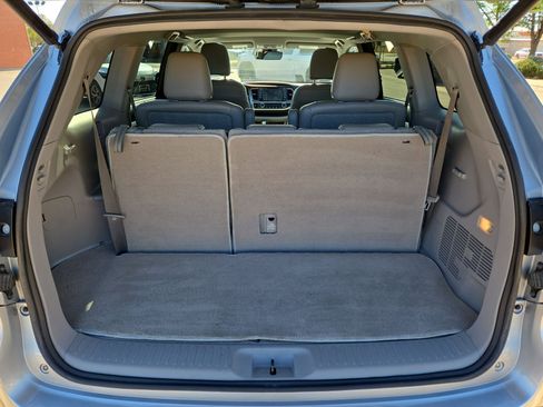 Used 2017 Toyota Highlander XLE FWD image 12