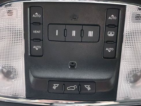 Used 2020 Jeep Grand Cherokee Overland AWD/4WD image 19