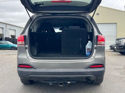 Used 2017 Kia Sorento AWD w/ LX Convenience Package image 8