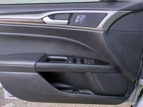 Used 2016 Ford Fusion SE w/ Equipment Group 202A image 30