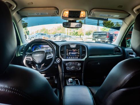 Used 2023 Chrysler 300 Touring L image 17