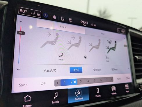 Used 2023 Chrysler Pacifica Touring-L image 4