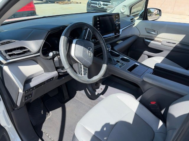 Used 2024 Toyota Sienna XLE w/ XLE Plus Package FWD image 12