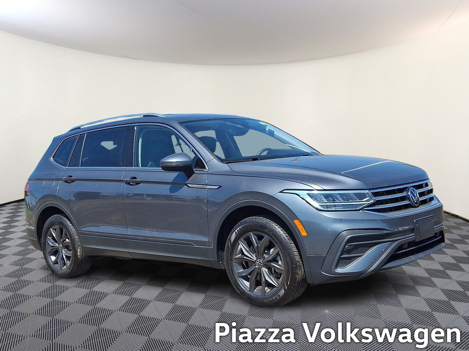 Used 2024 Volkswagen Tiguan SE AWD/4WD image 1