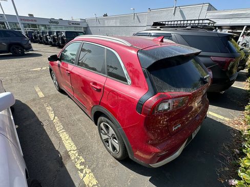 Used 2017 Kia Niro EX image 4