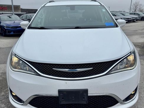 Used 2018 Chrysler Pacifica Touring-L w/ Tire & Wheel Group image 8