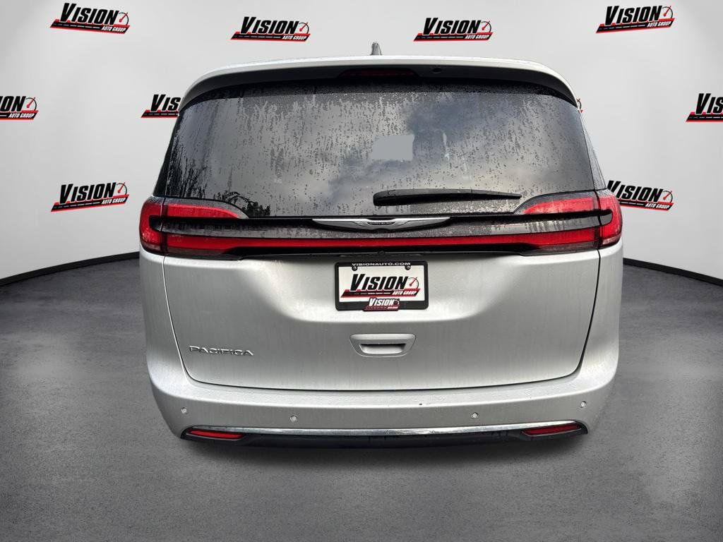 Used 2024 Chrysler Pacifica Touring-L FWD image 6