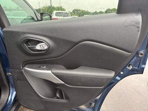 Used 2018 Jeep Cherokee Latitude Plus w/ Cold Weather Group AWD/4WD image 30