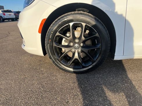 Used 2025 Chrysler Pacifica Limited image 30