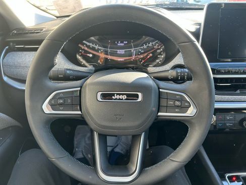 Used 2022 Jeep Compass Latitude image 11