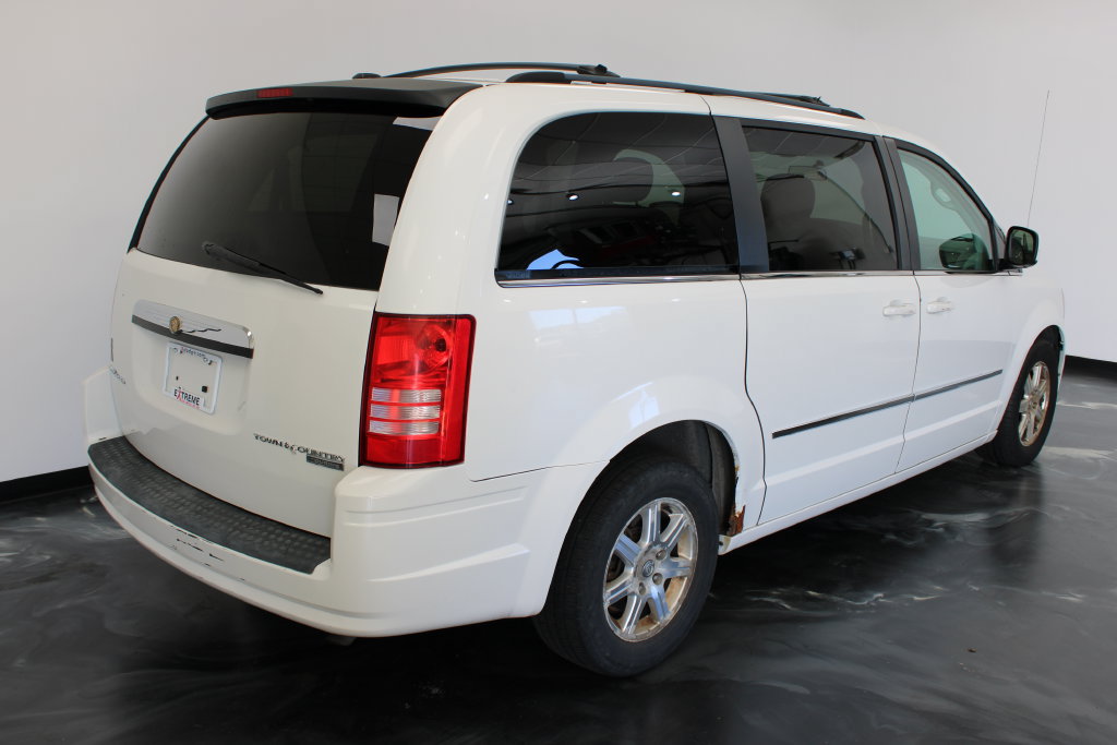 Used 2009 Chrysler Town & Country Touring FWD image 26