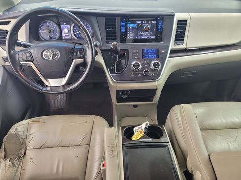 Used 2016 Toyota Sienna XLE w/ XLE Navigation Package FWD image 12