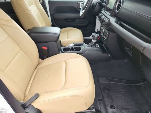 Used 2018 Jeep Wrangler Unlimited Sahara AWD/4WD image 27