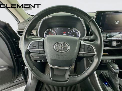 Used 2023 Toyota Highlander XLE AWD/4WD image 14