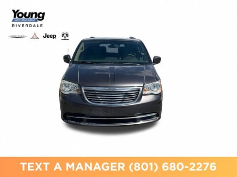 Used 2016 Chrysler Town & Country Touring FWD image 8