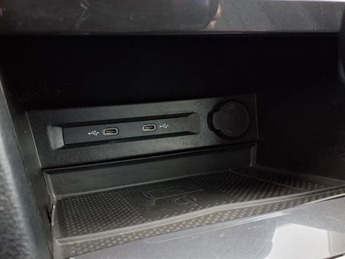 Used 2022 Volkswagen Tiguan SE image 29