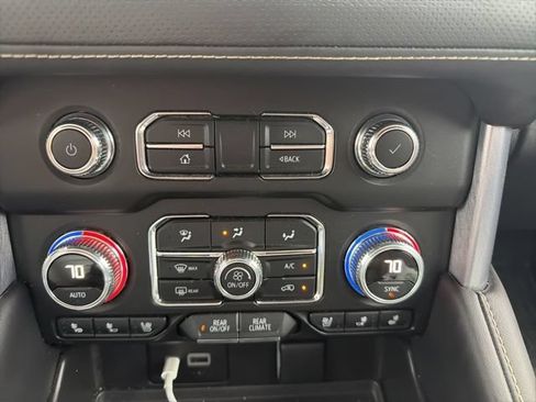Used 2024 GMC Yukon SLT w/ SLT Luxury Package RWD image 13