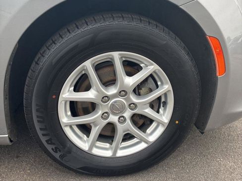 Used 2020 Chrysler Pacifica Touring-L FWD image 13