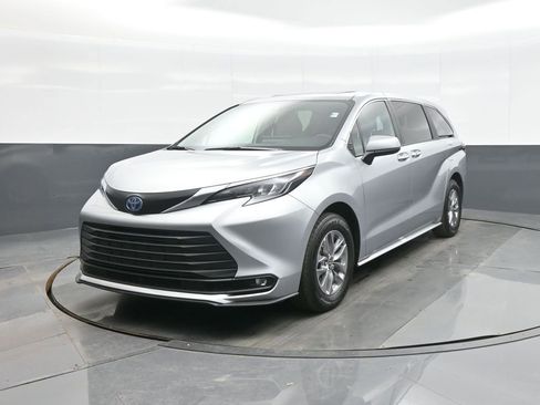 Used 2025 Toyota Sienna XLE image 3