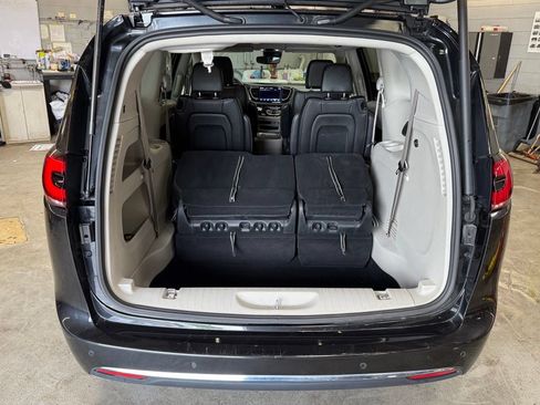 Certified 2023 Chrysler Pacifica Touring-L AWD/4WD image 28