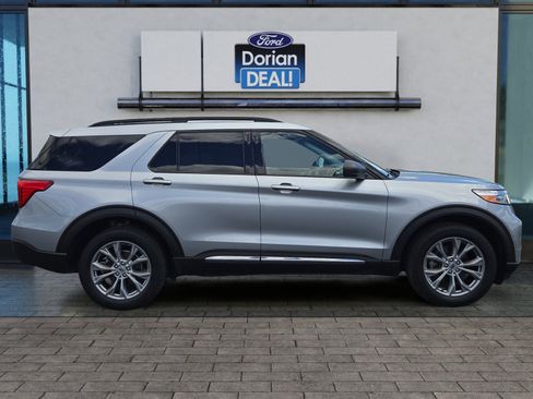 Used 2023 Ford Explorer XLT w/ Equipment Group 202A AWD/4WD image 2