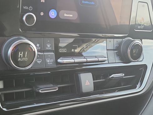 Used 2024 Toyota Highlander LE image 27