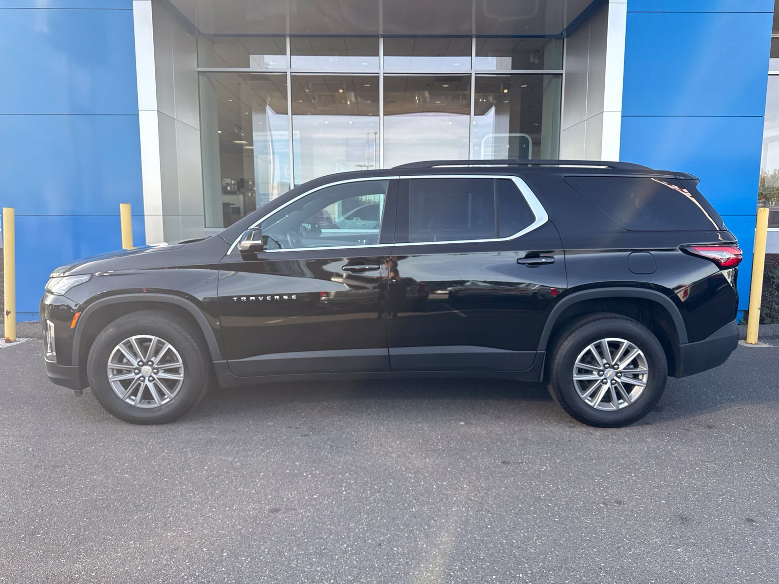 Used 2023 Chevrolet Traverse LT w/ LPO, Cargo Package AWD/4WD image 9