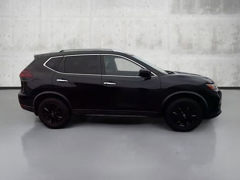Used 2018 Nissan Rogue SV image 4