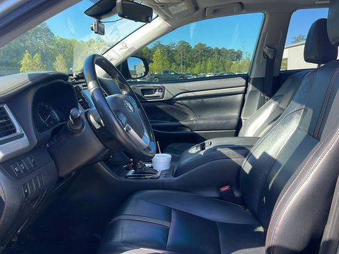 Used 2019 Toyota Highlander SE image 12