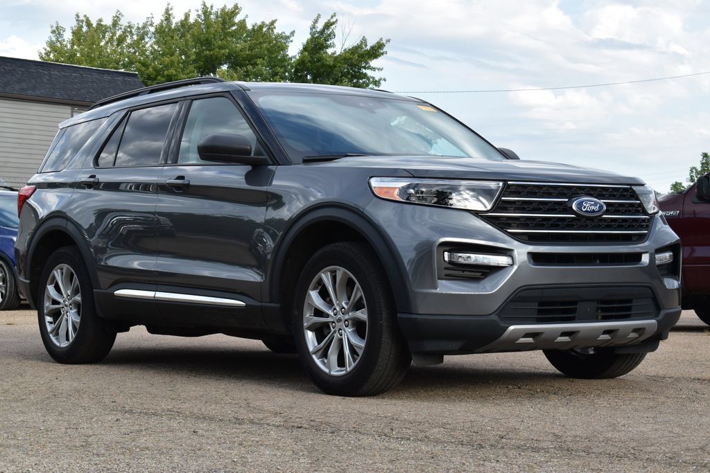 Used 2024 Ford Explorer XLT w/ Equipment Group 202A AWD/4WD image 3