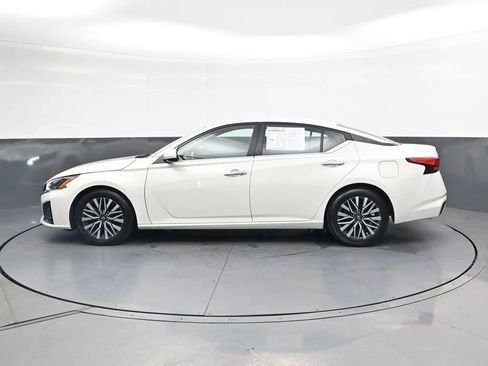 Used 2023 Nissan Altima 2.5 SV FWD image 11