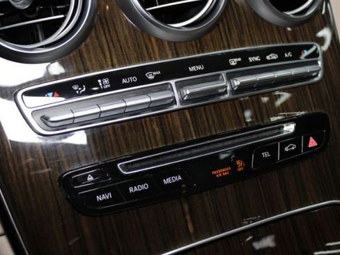 Used 2018 Mercedes-Benz GLC 300 w/ Multimedia Package image 16