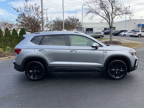 Used 2024 Volkswagen Taos SE image 11