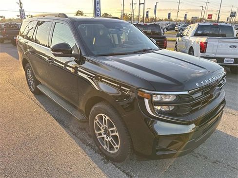 New 2025 Ford Expedition Active image 3