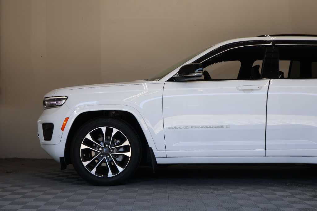 Used 2025 Jeep Grand Cherokee Overland w/ Luxury Tech Group IV AWD/4WD image 8