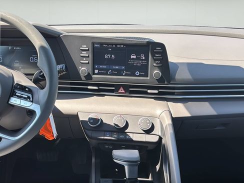Certified 2025 Hyundai Elantra SE FWD image 22