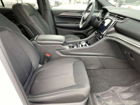 Certified 2025 Jeep Grand Cherokee Laredo w/ Luxury Tech Group I AWD/4WD image 23